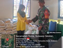 Pastikan Tepat Sasaran, Babinsa Koramil 1407-16/Tonra Kawal Penyaluran Beras Bantuan Di Desa Rappa