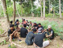 Duduk Bareng Pemuda, Babinsa Koramil 1407-15/Mare Jalin Komunikasi Akrab Di Desa Ujung Tanah