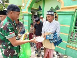Satu Kotak, Sejuta Makna : Cara Dandim Bone Memuliakan Jumat Di Masjid Nurul Imam Soddange