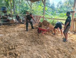 Ringankan Beban Masyarakat, Babinsa Awangpone Ikut Serta dalam Kerja Bakti Pembangunan Hunian Warga