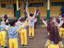 Gelorakan Semangat Sehat : Babinsa Koramil 1407-04/Tellusiatinge Ajak Siswa Desa Waji Senam Bersama Demi Tubuh Bugar