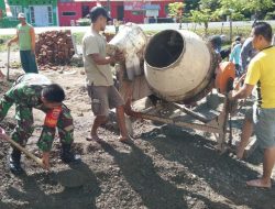 Babinsa Koramil 12/Cina Kodim 1407/Bone Turut Serta Membantu Warga Dalam Pembangunan Masjid Di Desa Kawerang