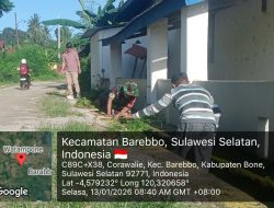 Babinsa Koramil 1407-11/Barebbo Bersama Warga Karya Bakti Bersihkan Lingkungan Antisipasi Banjir