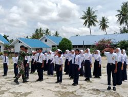 Perkuat Karakter Siswa, Babinsa Koramil 1407-05/Ulaweng Laksanakan Pelatihan Baris Berbaris