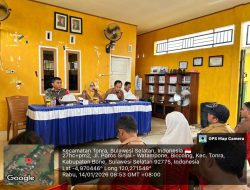 Wujudkan Transparansi Anggaran : Babinsa Koramil 1407-16/Tonra Pantau Monitoring Dan Evaluasi Desa Biccoing