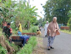 Antisipasi Banjir, Babinsa Koramil 1407-21/Palakka Bersama Warga Panyili Bersihkan Saluran Air