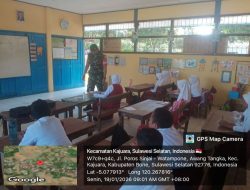 Babinsa Koramil 1407-18/Kajuara Berikan Wawasan Kebangsaan Kepada Siswa SD Inpres 6/75 Awangtangka