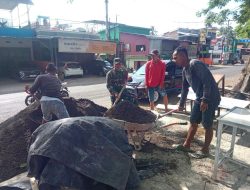 Ringankan Beban Warga, Babinsa Koramil 09/Lapri Kodim 1407/Bone Bantu Bangun Kios Di Desa Bengo