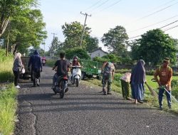Manunggal Bersama Rakyat, Babinsa Koramil 1407-01/Ajangale Gerakkan Kerja Bakti Demi Lingkungan Asri