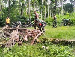 Bahu-Membahu Di Dusun Malela : Aksi Nyata Babinsa Koramil 06/Awangpone Peduli Lingkungan