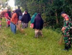 Kompak! Babinsa Koramil 1407-21/Palakka Dan Warga Ureng Bahu-Membahu Bersihkan Lingkungan Desa