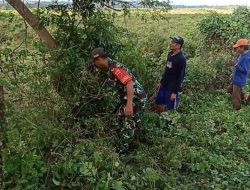 Tingkatkan Keselamatan Berkendara, Koramil 1407-13/Sibulue Bersihkan Badan Jalan Di Dusun Cekko