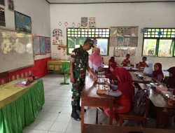 Babinsa Koramil 18/Kajuara Pantau Pendistribusian Makanan Bergizi Gratis Di SDN 262 Pude