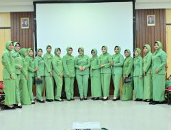 Aksi Hebat Ketua Persit  Cab. XXV Kodim 1407/Bone : Ny. Nur Fitrianti Laode Buktikan Bakti Istri Prajurit Melalui Donor Darah