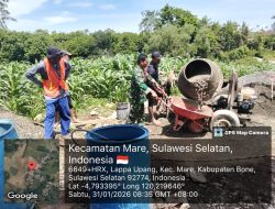 Gunakan Mesin Molen, Babinsa Koramil 15/Mare Bersama Warga Kebut Cor Jalan Desa Lappa Upang