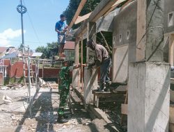 Babinsa Koramil 15/Mare Laksanakan Karya Bakti Bantu Pembangunan Rumah Di Desa Tellongeng