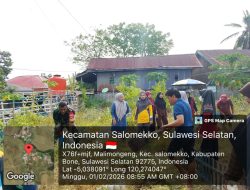 Peduli Lingkungan, Babinsa Koramil 1407-17/Salomekko Gelar Karya Bakti Bersama Ibu-Ibu PKK Bersihkan Halaman Kantor Desa