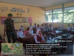 Babinsa Koramil 1407-18/Kajuara Kodim Bone Berikan Wawasan Kebangsaan Di SDN 263 Awangtangka