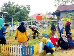 Satu Tekad Untuk Desa Bersih : Aksi Karya Bakti Babinsa Koramil 1407-17/Salomekko Bersama Srikandi PKK Salomekko