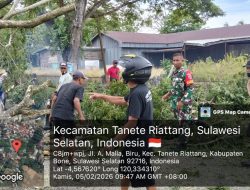 Cegah Bahaya Di Jalan Raya : Langkah Sigap Babinsa Koramil 1407-07/Tanete Riattang Bersihkan Jalur Andi Malla