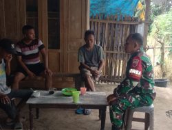 Babinsa Koramil 1407-08/Lamuru Kodim Bone Perkuat Kemanunggalan TNI-Rakyat Melalui Komsos