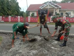 Wujudkan Kedekatan Teritorial, Anggota Koramil 1407-17/Salomekko Bantu Pengerjaan Infrastruktur Hunian Warga
