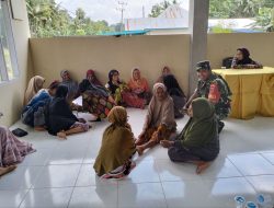 Pantau Wilayah Binaan, Babinsa Koramil 1407-06/Awangpone Laksanakan Interaksi Sosial Bersama Masyarakat