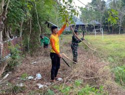 Cegah Bahaya Pohon Tumbang, Babinsa Koramil 02/Dua Boccoe Kodim 1407/Bone Rapikan Ranting Di Sekitar Lapangan