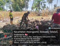Cegah Abrasi Jalan, Babinsa Awangpone Kodim 1407/Bone Bahu Membahu Bangun Talud Bersama Warga