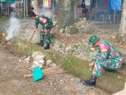 Aksi Peduli Lingkungan : Babinsa Koramil 09/Lapri Kodim 1407/Bone Sisir Sampah Di Sarana Umum Patangkai