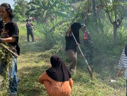 Antisipasi Kecelakaan, Babinsa Koramil 1407-18/Kajuara Bersama Warga Kajuara Bersihkan Bahu Jalan Dari Semak Belukar