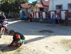 Sinergi Tanpa Batas : Anggota Koramil 03/Cenrana Kodim Bone Dan Pemerintah Desa Nagauleng Kompak Bersihkan Parit