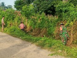 Babinsa Kodim Bone Koramil 1407-15/Mare Bersama Warga Gotong Royong Bersihkan Jalan Desa Di Desa Mattampa Walie.