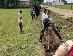 Tingkatkan Akses Pertanian, Babinsa Koramil 1407-16/Tonra Dan Masyarakat Padatuo Kompak Benahi Drainase Jalan