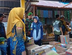 Kawal Stabilitas Pangan Ramadhan, Babinsa Koramil 1407-19/Kahu Dampingi Camat Pantau Pasar Latobang