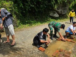 Babinsa Koramil 1407-08/Lamuru Bersama Masyarakat Desa Sadar Gotong Royong Perbaiki Infrastruktur Jalan