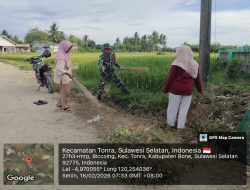 Babinsa Koramil 1407-16/Tonra Kodim Bone Pastikan Kebersihan Fasilitas Umum Di Wilayah Binaan