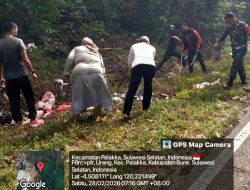 Peduli Kebersihan,Babinsa Koramil 1407-21/Palakka Pastikan Akses Jalan Desa Ureng Bebas Sampah Dan Rumput Liar