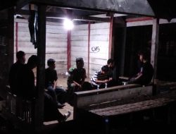 Kehadiran TNI Di Malam Sunyi : Babinsa Kodim Bone Pastikan Lingkungan Tetap Kondusif