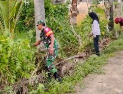 Babinsa Koramil 1407-18/Kajuara Kodim Bone Turun Tangan : Pastikan Akses Jalan Dusun Benteng Bersih Dan Nyaman