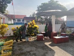 Bahu Membahu, Babinsa Mare Kodim 1407/Bone Dan Perangkat Desa Jaga Kebersihan Fasilitas Publik