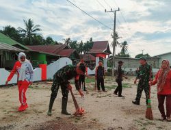 Babinsa Koramil 1407-19/Kahu Bersama Staf Kecamatan Patimpeng Laksanakan Pembersihan Lingkungan Kantor