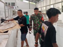Bahu Membahu Di Pusat Ekonomi, Babinsa Koramil 1407-16/Tonra Kodim Bone Dan Warga Tonra Kompak Bersihkan Pasar
