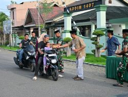Bikin Haru Pengguna Jalan, Kodim 1407/Bone Bagikan Takjil Gratis Jelang Berbuka