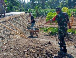 Bakti Tanpa Pamrih, Babinsa Ulaweng Kodim 1407/Bone Kucurkan Keringat Bantu Pembangunan Rumah Warga