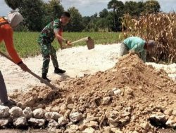 Sokong Produktivitas Petani, Babinsa Koramil 01/Ajangale Kodim 1407/Bone Turun Tangan Timbun Jalan