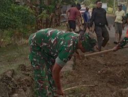 Babinsa Koramil 1407-01/Ajangale Kodim Bone Bersama Warga Laksanakan Kerja Bakti Bersihkan Pinggir Jalan Di Desa Welado