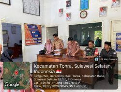 Pastikan Tepat Sasaran, Babinsa Koramil 1407-16/Tonra Kodim Bone Dampingi Pembagian Bantuan Di Desa Gareccing