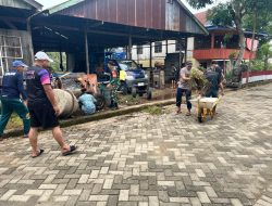 Babinsa Koramil 1407-02 Dua Boccoe Bersama Warga Gotong Royong Bersihkan Saluran Air