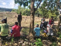 Pererat Silaturahmi, Babinsa Koramil 1407-08/Lamuru Kodim Bone Gelar Komsos Bersama Warga Desa Barakkae